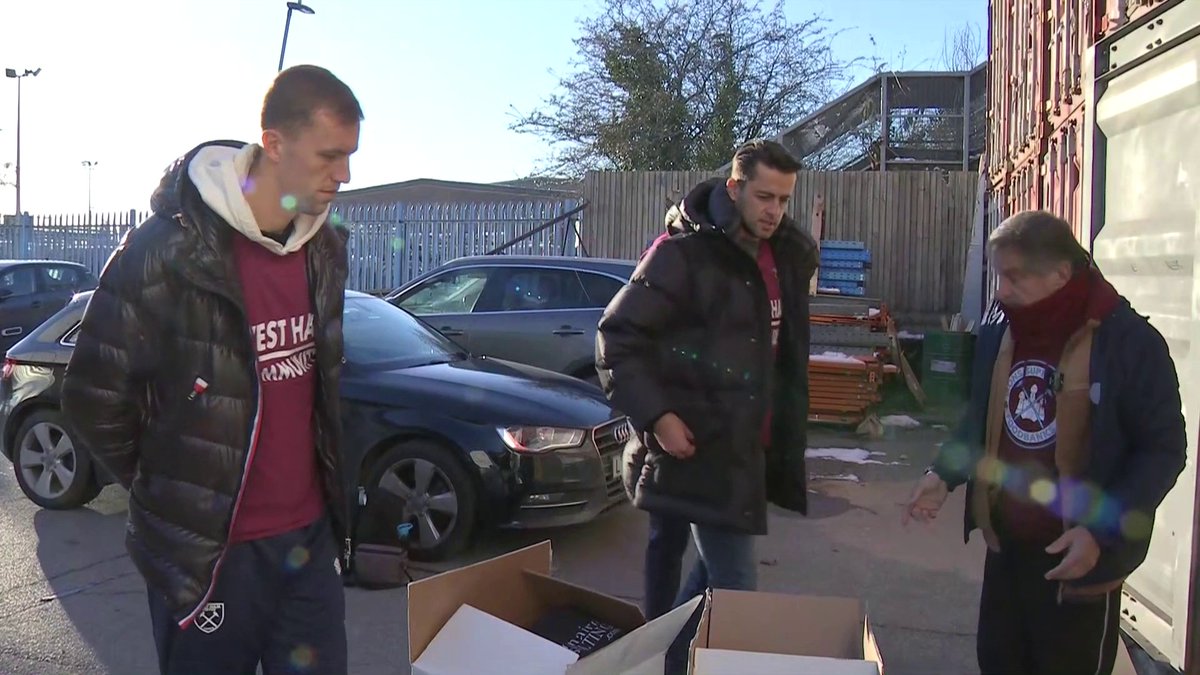 West Hams players such as Łukasz Fabiański and Tomáš Souček have been helping deliver food supplies ahead of the festive period 👏