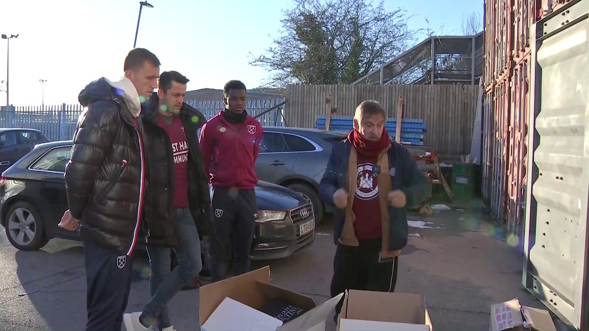 West Ham players have been busy helping deliver food supplies to distribution centres in East London ⚒️❤️