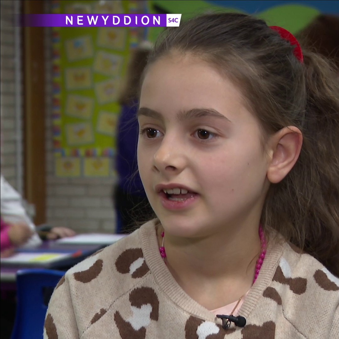 Dyma Sofiia, Natalia a Danylo - siaradwyr Cymraeg newydd 🏴󠁧󠁢󠁷󠁬󠁳󠁿 👋 Mae'r tri yn mynychu uned trochi'r Gymraeg ar Ynys Môn ar ôl ffoi o'r rhyfel yn Wcráin. Mwy yma 👉