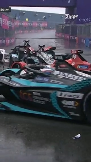 They see me 𝐫𝐨𝐥𝐥𝐢𝐧'... 🌂⛈️ Uit het niets kwam het tijdens de ePrix van New York met 𝐛𝐚𝐤𝐤𝐞𝐧 uit de lucht vallen! Het halve Formule E-veld schiet rechtdoor, maar Robin Frijns cruiset rustig door het waterballet heen 😉 #ZiggoSport #ABBFormulaE