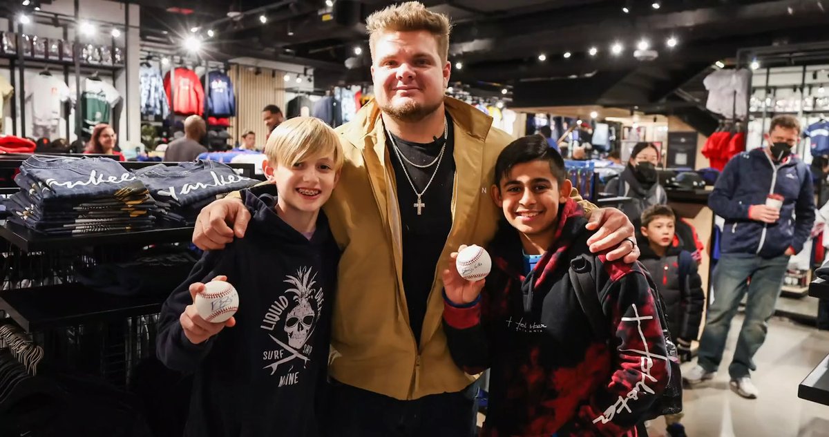 Daniel Vogelbach surprised some fans with early holiday gifts 🎅 (via MLB)