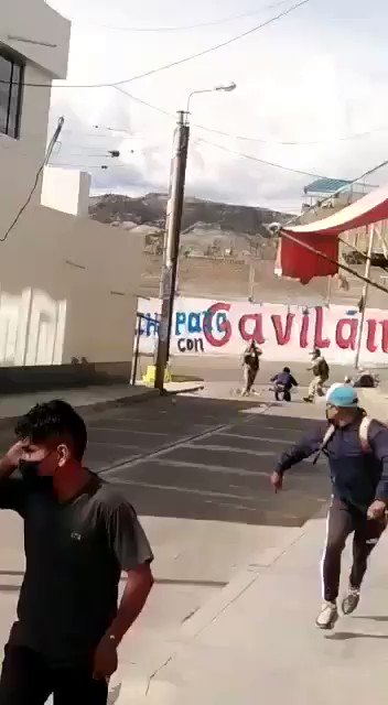 En estado de emergencia, según las normas, las fuerzas armadas COLABORAN con la policía en el mantenimiento del orden público, pero en Huamanga los soldados, no entrenados en control de disturbios, han disparado a los ciudadanos