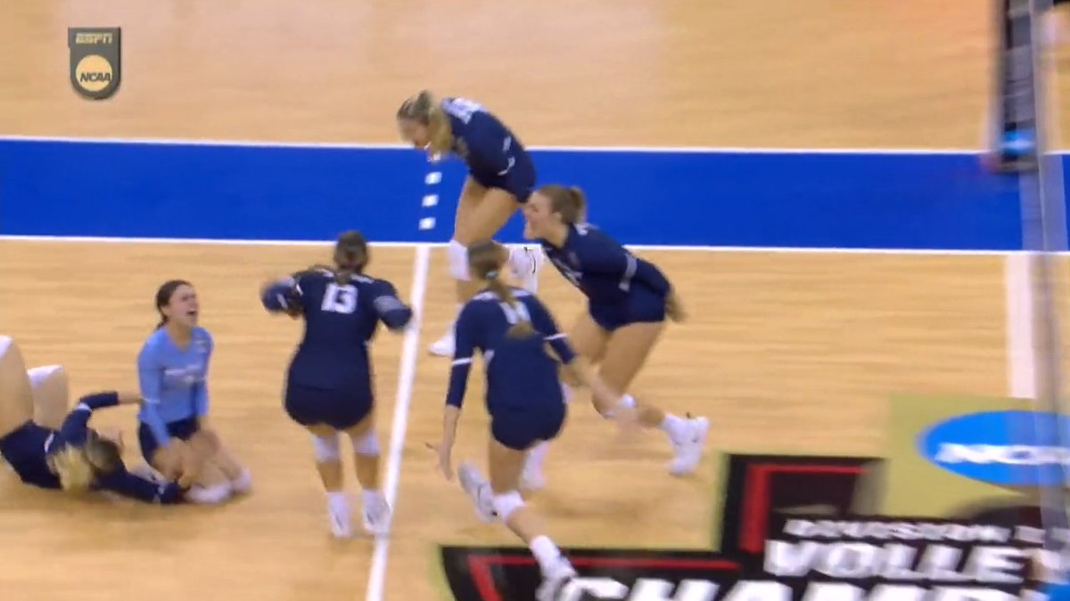 𝐖𝐎𝐖. 𝚆𝙾𝚆. 𝗪𝗢𝗪. 🤯 📺 ESPN #NCAAWVB #SCtop10 x San Diego Volleyball