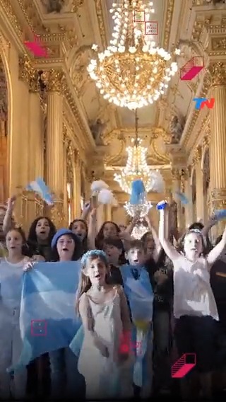 La pasión celeste y blanca afina fuerte en toda la Argentina. El Coro de Niños del Teatro Colón se puso la camiseta de la Selección y vibró al ritmo de "Muchachos".