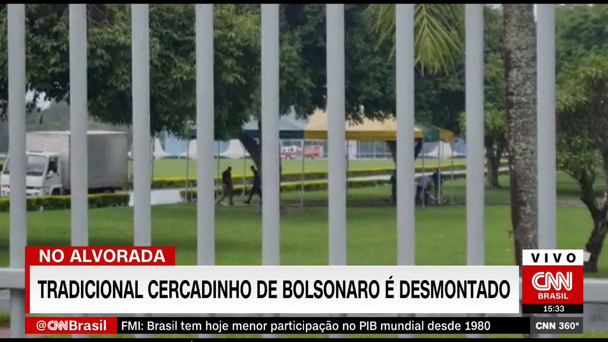 Usado para propagar desinformação e destilar ódio, o cercadinho bolsonarista começou a ser desmontado. É o fim do governo da mentira e da destruição!