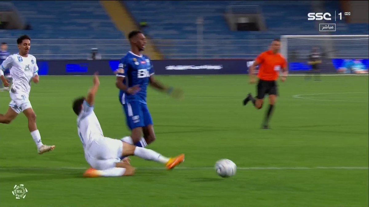 حكم المباراة يمنح الهلال ضربة جزاء أخرى #الهلال_الباطن #SSC