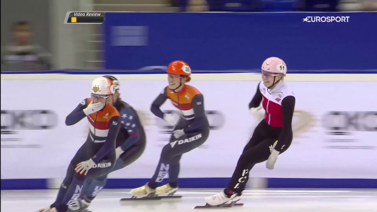 ⛸🤩 | Suzanne Schulting steekt met kop en schouders boven haar concurrentie uit. Met twee vingers in de neus lijkt ze de 500 meter te winnen. 😳👏 📺 Kijk live op discovery+