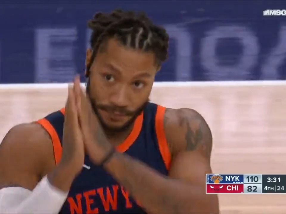 Derrick Rose gets a standing ovation &amp; MVP chants as he checks into the game in the 4th quarter. He then hits a 3 on his first shot attempt 🌹