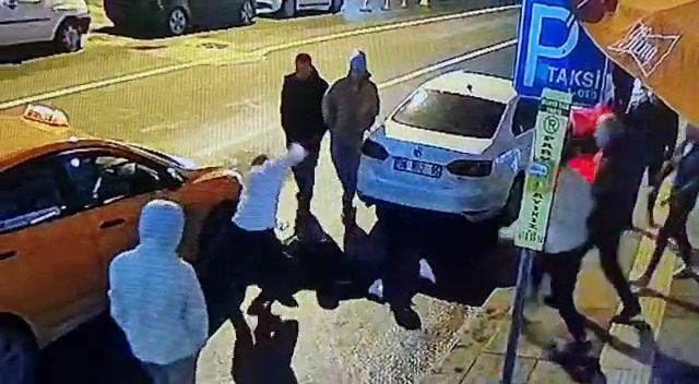 Rock grubu Piiz’in davulcusu Mehmet Dudarık, Ankara’daki konserlerinden sonra saldırıya uğradı. B.K.K. adlı vandal, “Ayağıma bastın” bahanesiyle müzisyeni komaya soktu. Dudarık, şu anda İbni Sina Hastanesi’nde yoğun bakımda. Müzisyenlere bu düşmanlık bitsin artık! Piiz