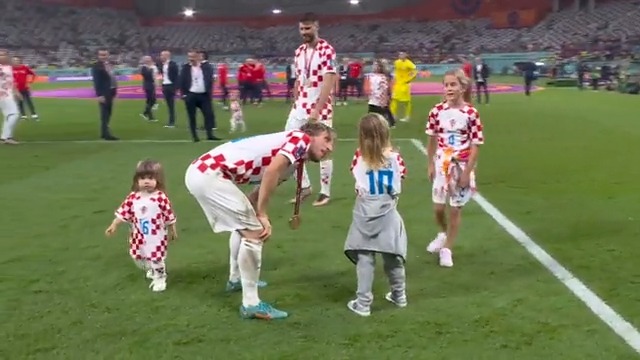It doesn't get much cuter than this 😍 This video of Luka Modrić and Croatia players celebrating on the field with their kids after the game is the best thing you'll see today ❤️🇭🇷