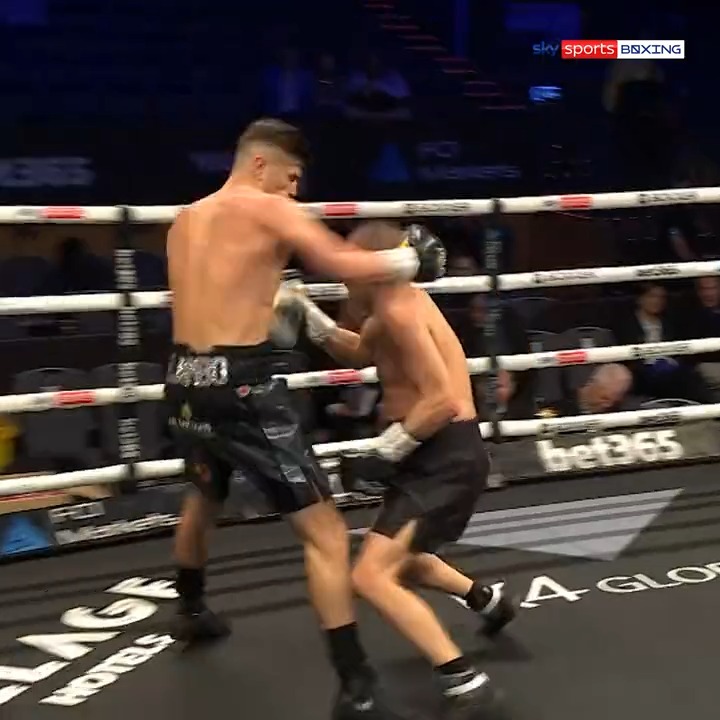𝐃𝐄𝐁𝐔𝐓 𝐊𝐎! 🔥 What a way to start his professional career! Harvey Lambert is a talent to watch out for 🌟 @Boxxer | #FightNightBournemouth2