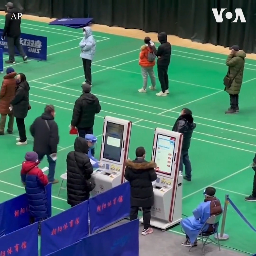 北京一所医院在体育馆设立临时发热门诊，让更多的民众能够及时得到治疗和领取药物。美联社记者所走访的一些发热门诊普遍都很平静、有秩序，没有出现拥挤。