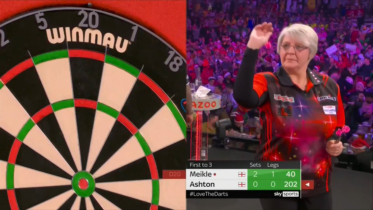 117-OUT! SHE'S NOT DONE YET! The first ton-plus finish of the match goes the way of Lisa Ashton, pinning tops to level up the third set! #WCDarts | R1 📺