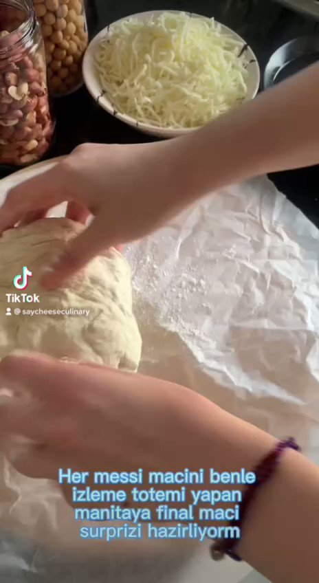 evde messici manitaya final maçı hazırlığı yapan kız