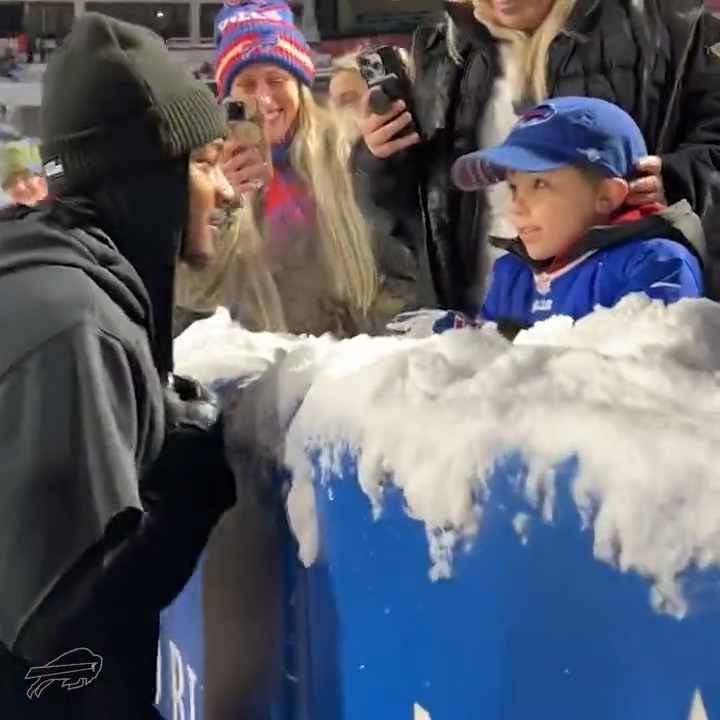 .stefon diggs gave 5-year old Buffalo Bills fan Aydin a very special early Christmas gift: custom sneakers in memory of Aydin's late father. โค๏ธ๐ (via Buffalo Bills)