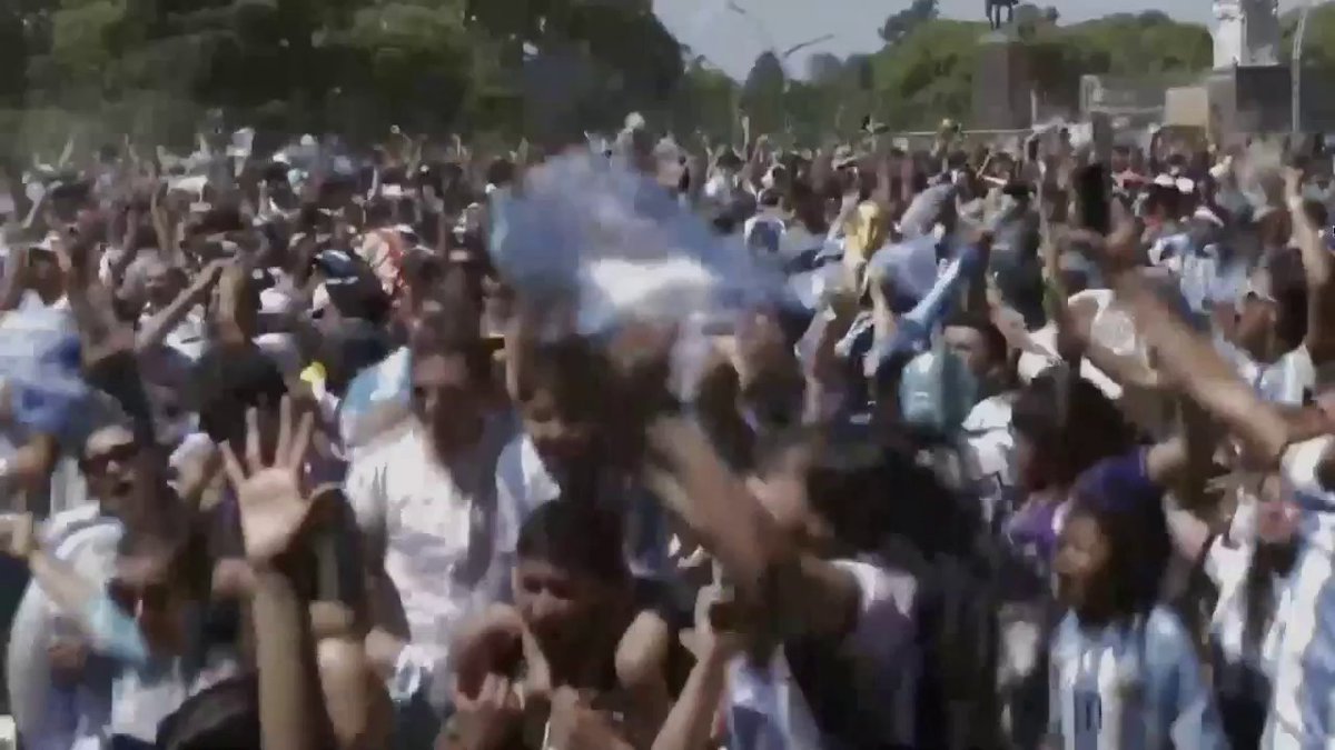 WHAT A MOMENT! 🙌 ❤️ THE FIFA WORLD CUP BELONGS TO ARGENTINA 🏆 LET THE PARTY IN BUENOS AIRES BEGIN! 🇦🇷 #WorldCupWatchParty