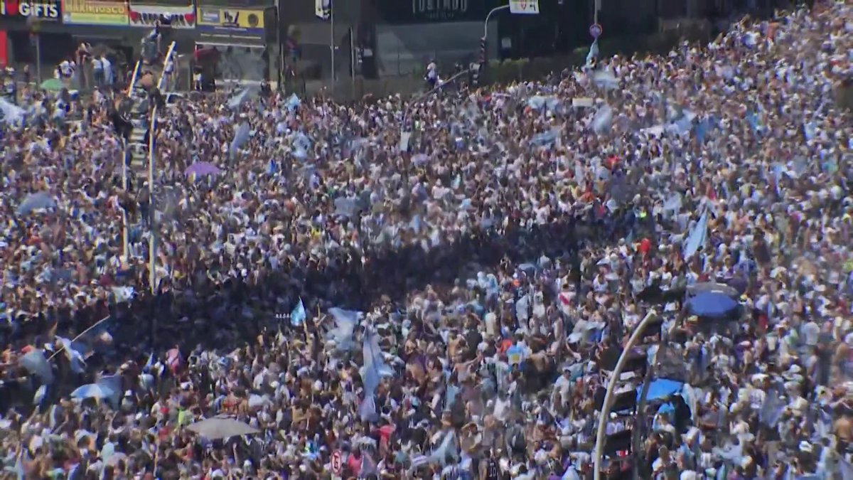 Live scenes from Buenos Aires as the people of Argentina celebrate their World Cup win 🇦🇷 💥 #FIFAWorldCup