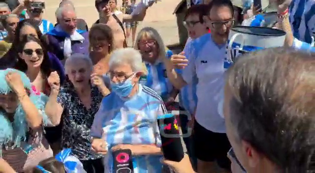 "ABUELA LALALA" Y la abuela de los hinchas argentinos SALE A FESTEJAR... 📺 #ESPNQatarEnStarPlus