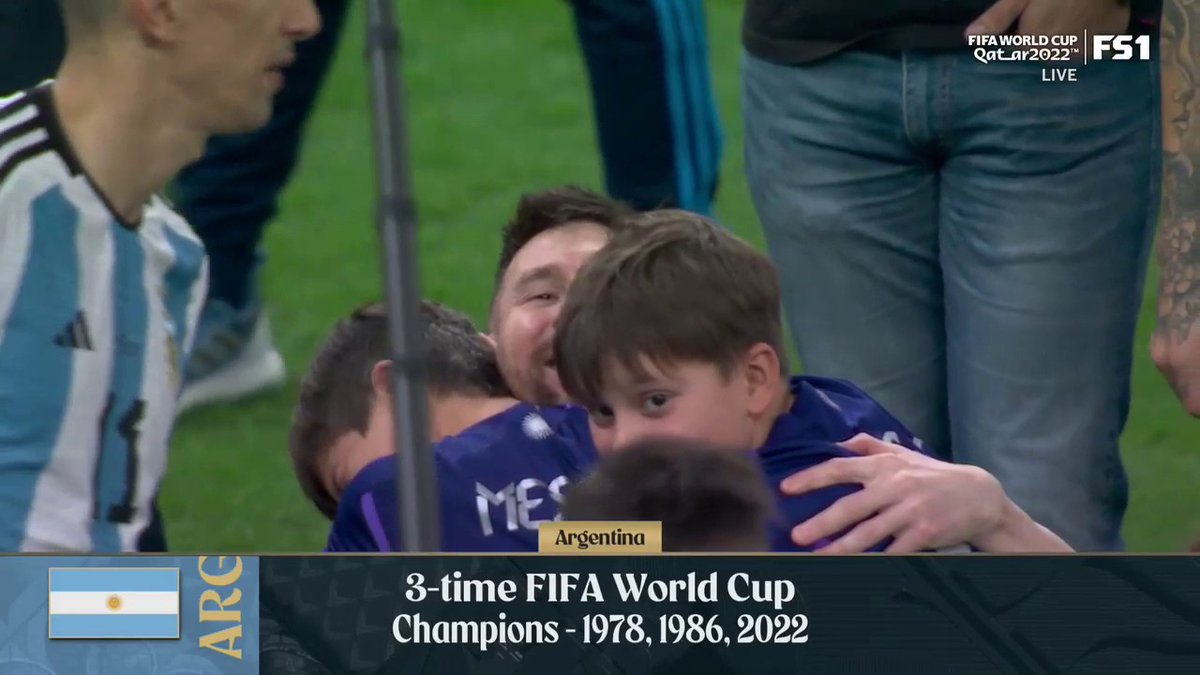 Messi celebrates with his family ❤️ (via FOX Soccer)