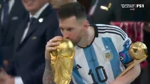 Messi had to snag a quick kiss of the FIFA World Cup trophy ❤️
