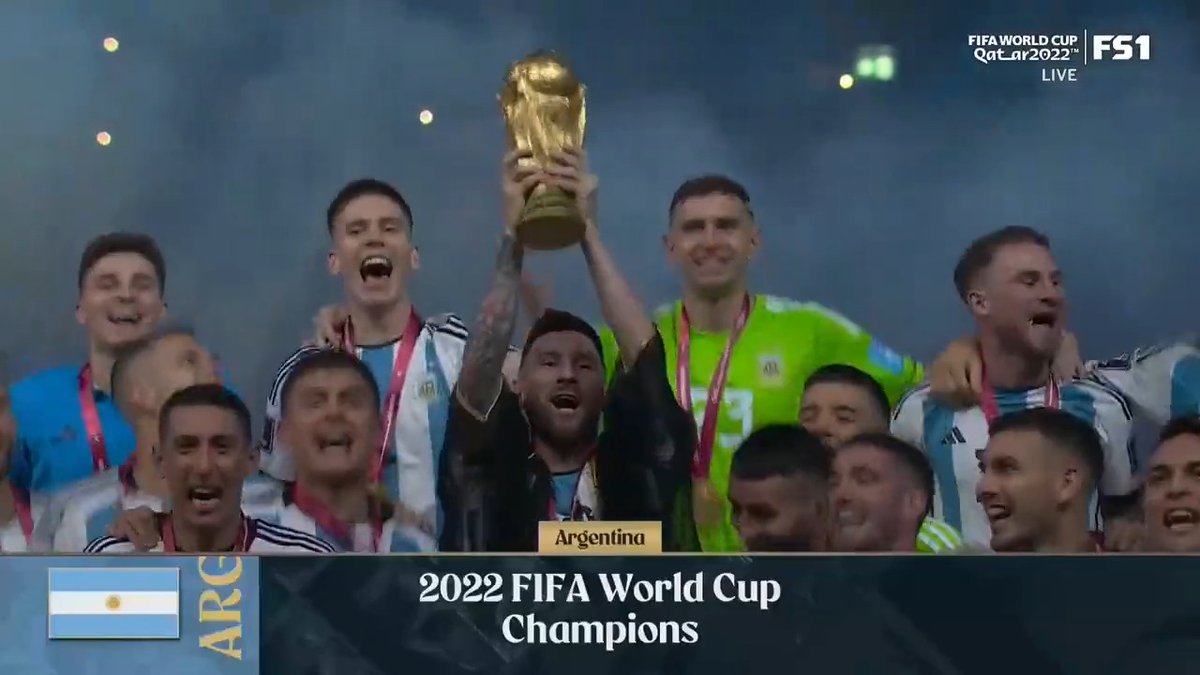 MESSI AND ARGENTINA LIFT THE 2022 FIFA WORLD CUP TROPHY 🏆🇦🇷