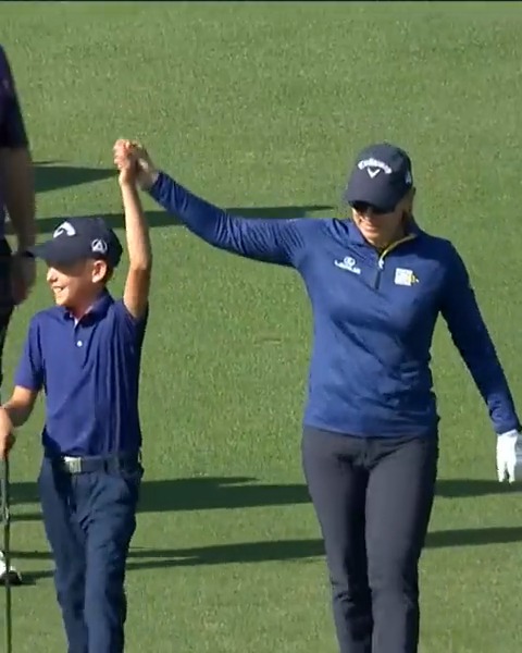 A memorable moment for mother and son ❤️ @Annika59 and 11-year-old son Will McGee finish in style on 18.