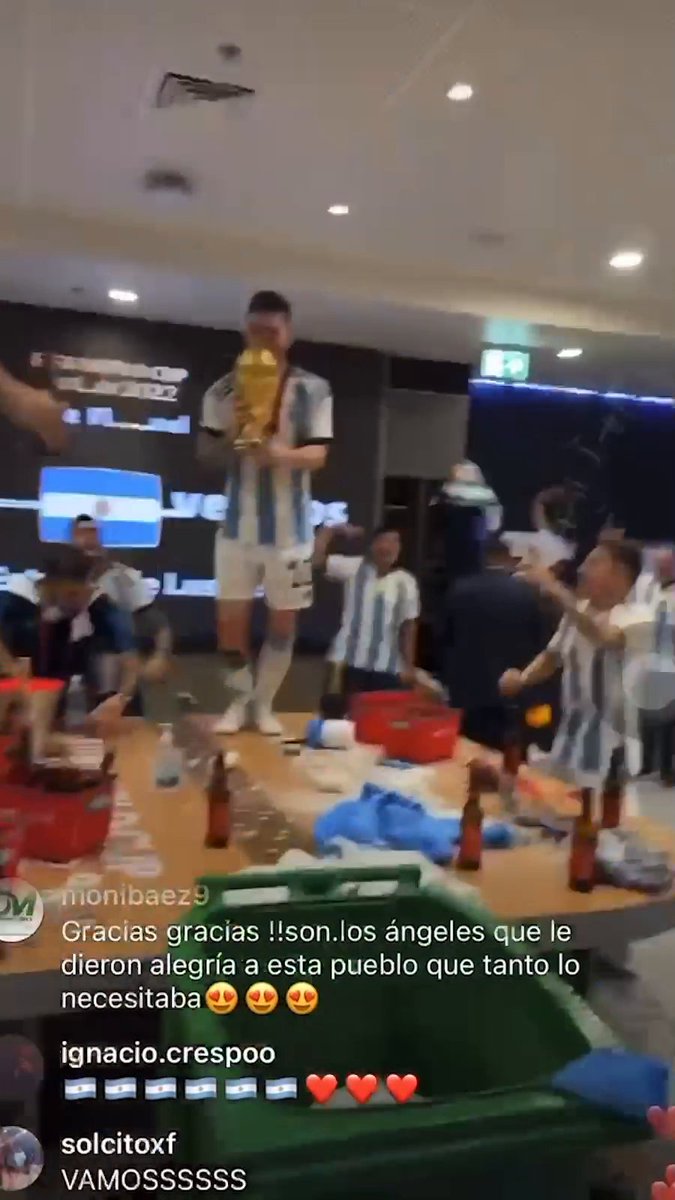 LIONEL MESSI JUMPING ON THE TABLE IN THE DRESSING ROOM 😂 (via Nicolas Otamendi)