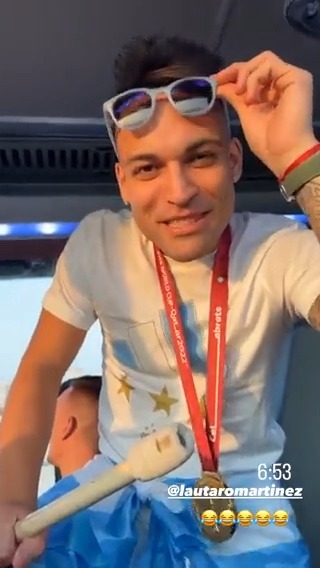 "¿HERMOSA MAÑANA, VERDAD?" Enzo Fernández compartió un divertido momento en el viaje de la Selección Argentina hacía el aeropuerto de Doha para traer la copa al país. ¡7 DE LA MAÑANA Y LAUTARO SIGUE FESTEJANDO CON EL BOMBO! 📹: IG/enzojfernandez