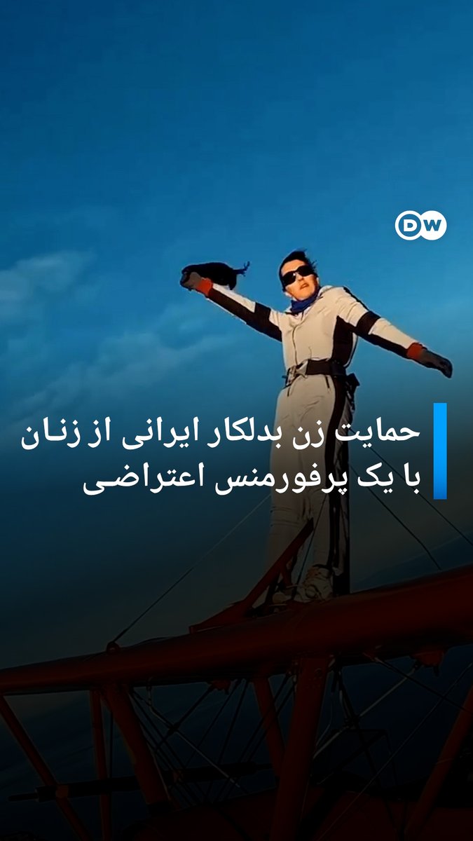 مهسا احمدی، اولین زن بدلکار ایرانی در حمایت از خیزش مردمی و زنان ایران در یک پرفورمنس اعتراضی بر روی یک هواپیمای در حال پرواز روسری از سر برداشت و آنرا بر باد داد. او در اکانت اینستاگرام خود نوشت: تمام قد برای مردمم و برای زنهای ایرانی میایستم.