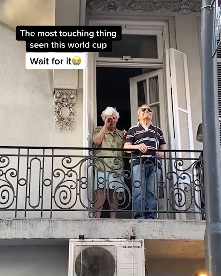 These Argentina fans started singing to a blind man who was standing on his balcony to celebrate the victory with him. The beauty of sports ❤️ (via fatenjebai/TikTok)