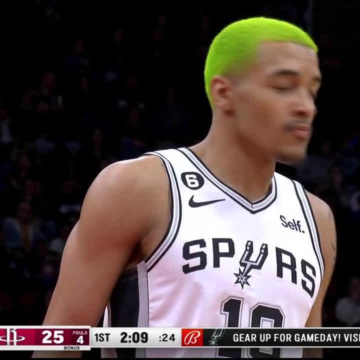 A one-handed free throw 😳