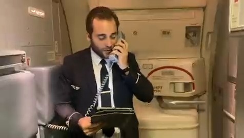 « Nous vous remercions d’avoir voyagé avec #AirFrance. Au nom d’Air France, nous vous souhaitons une bonne soirée et un bon voyage si vous êtes en correspondance. » 😉 #FiersdetreBleus #AF4001