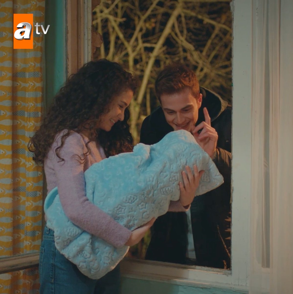 "Büyüyüp evlenince bizim de böyle bir çocuğumuz olur..." #Ayber ❤ Kardeşlerim yeni bölümüyle Cumartesi 20.00’de atv’de! ✨ #Kardeşlerim atv