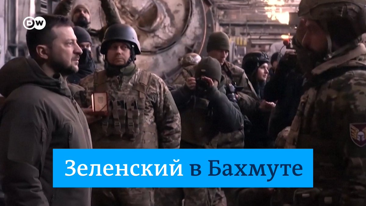 Зеленский приехал в Бахмут, где идут ожесточенные бои. Видео