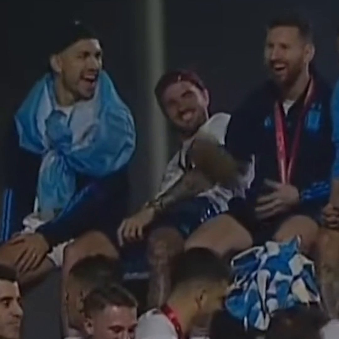 Messi's reaction after being thrown a Teenage Mutant Ninja Turtle toy ๐
(via magussf/TT)