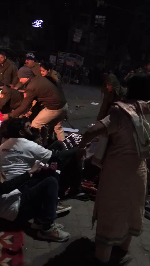 सर्द रात में ऐसे कम्बल खींचे गये, खदेड़ा गया। याद रहे ये वो युवा हैं जो कल IAS, IPS बन सकते हैं। बर्बरता है ये। #UPSCExtraAttempt2023 #ExtraAttemptForAll
