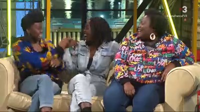 👩🏾👩🏾 Fixeu-vos en la sincronització i l'harmonia que porten les dues bessones de The Sey Sisters, que responen a l'hora i AFINADES! #ZonaFrancaTV3 ▶️ 🔴