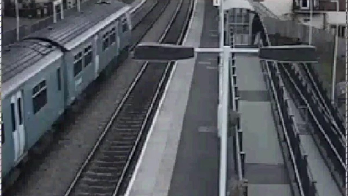 😡 This is NOT the way to save time if you're running late for a train! ⚠️ Railway #trespass is incredibly dangerous and a criminal offence with a fine of up to £1,000. 🎥 Archive footage #RailSafety