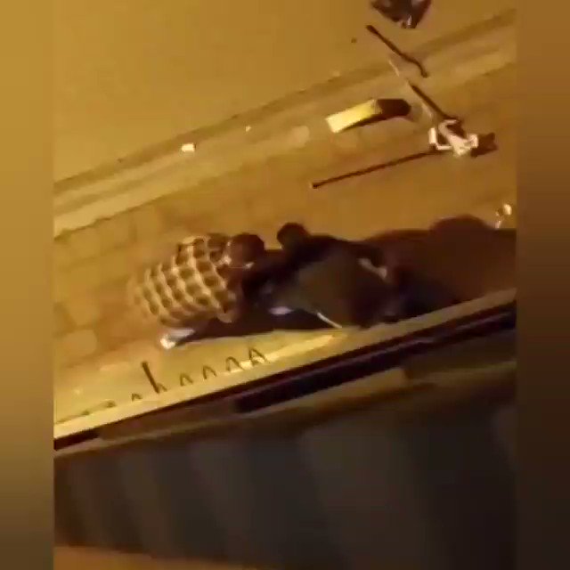 Görüntüler İstanbul'dan... Yabancı uyruklu şahıs koltuklu ve engelli kişiyi acımasızca darp etti. Pencerelere çıkan yabancı uyruklu kadınlar saldırgan şahsa tepki gösterdi.