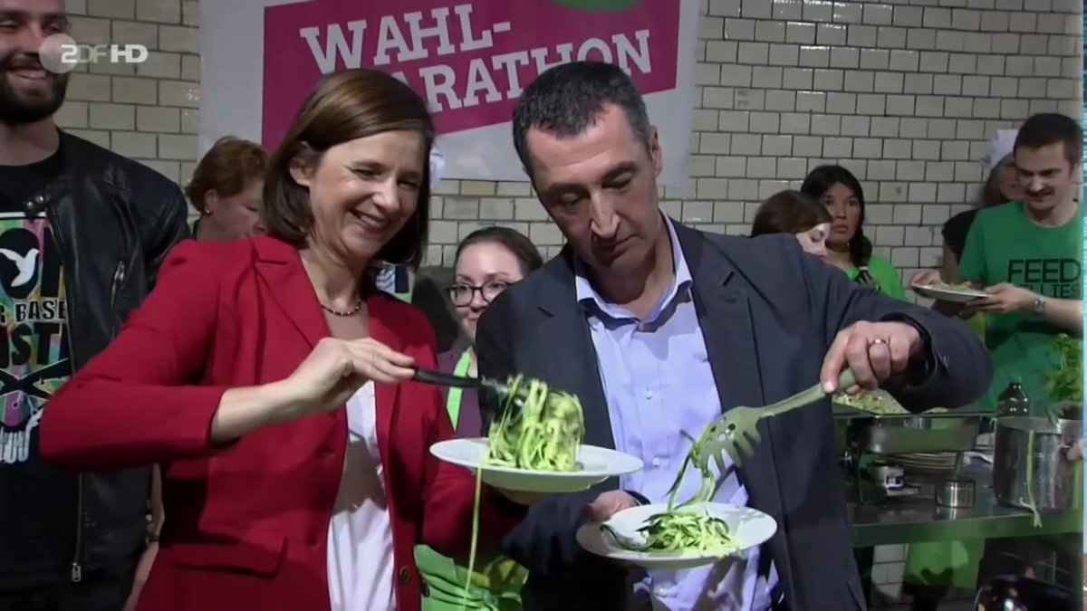Mehr gesundes #Essen, vor allem in Schulen oder Krankenhäusern - das ist das Ziel von Bundeslandwirtschaftsminister Özdemir. Dafür soll ein neuer Ernährungs-Strategie-Plan beschlossen werden, der unter anderem den Konsum von #Zucker, #Fett und #Fleisch reduzieren soll.