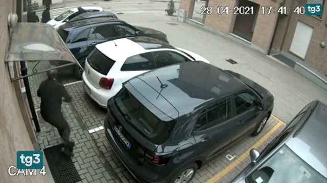 Sotto processo il gioielliere che nel 2021 a Grinzane Cavour uccise due uomini che lo avevano rapinato. Secondo la Procura, le immagini delle telecamere di sicurezza dimostrano che non si trattò di legittima difesa, ma di duplice omicidio volontario