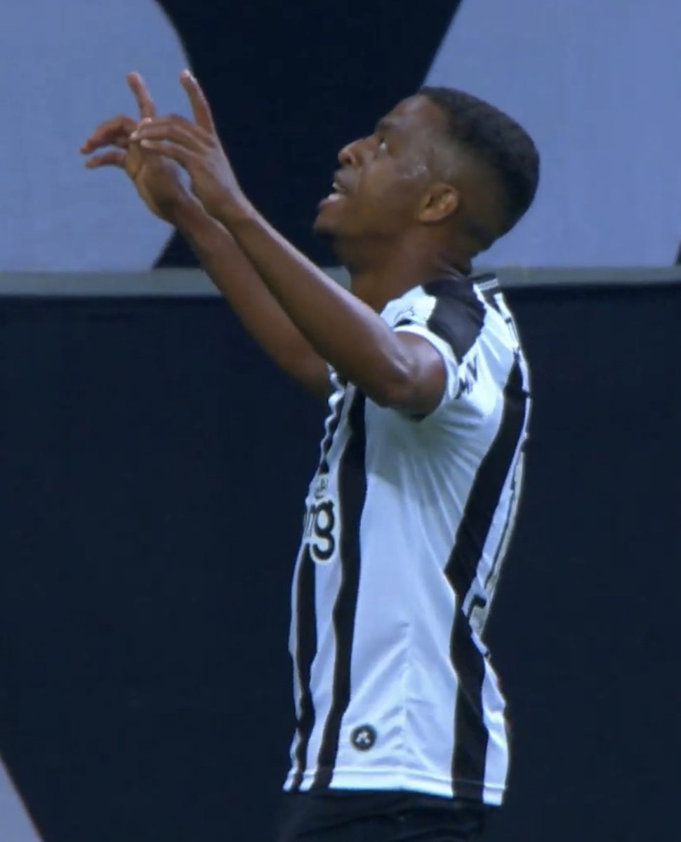 Com a 11 do #Galo, ele fez chover! Golaços, grandes lances e muita história escrita. Valeu por tudo, Keno! 🖤🤍