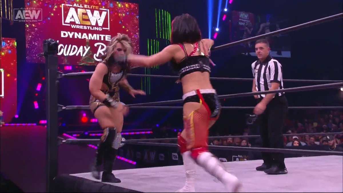 Both competitors topple to the outside! What a physical battle this championship match has been so far! JAMIE HAYTER HIKARU SHIDA 志田 光 It’s #AEWDynamite: #HolidayBash LIVE on TBS!