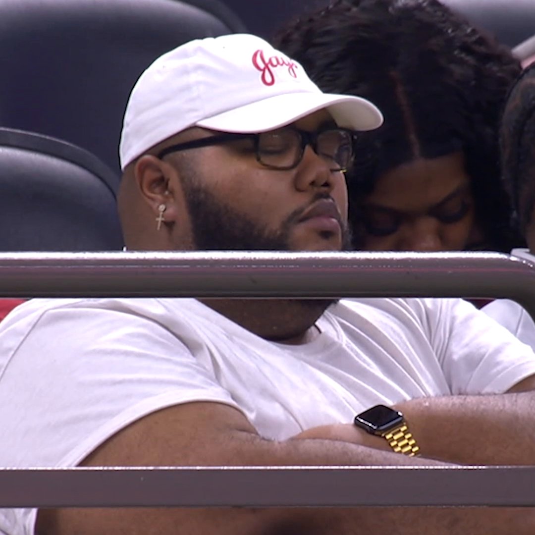Cameraman caught several fans snoozin' 💤 😅