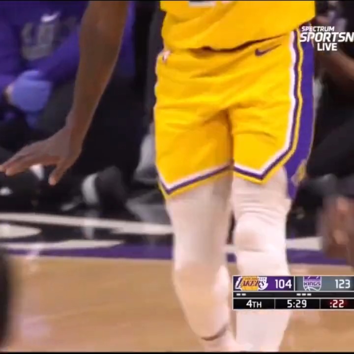 He did it again 🤣 Pat Bev scores on Huerter and does the "too small" celebration while the Lakers are down by 20