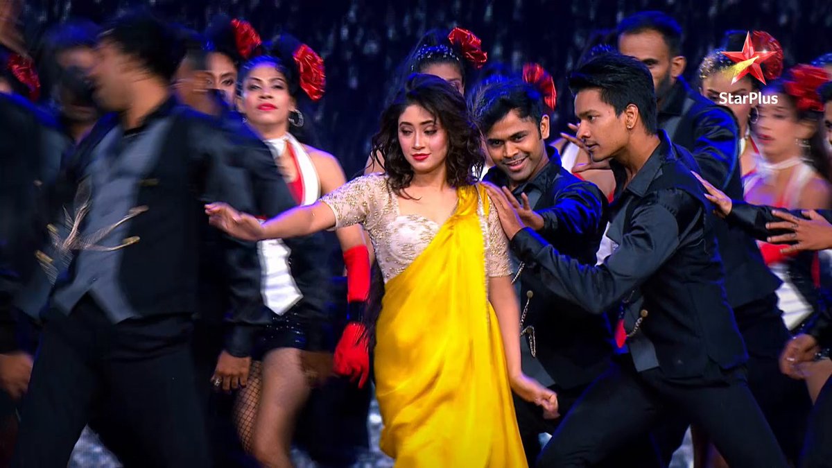 Apne latkon-jhatkon se ITA ke stage par aag lagaane, laut rahi hai aapki apni Naira! Iss dumdaar performance ke liye comments mein ek '💖' to banta hai! Dekhna na bhoolein, The 22nd #ITAAwards, 1st January, Ravivaar shaam 7:30 baje, StarPlus par. Shivangi Joshi