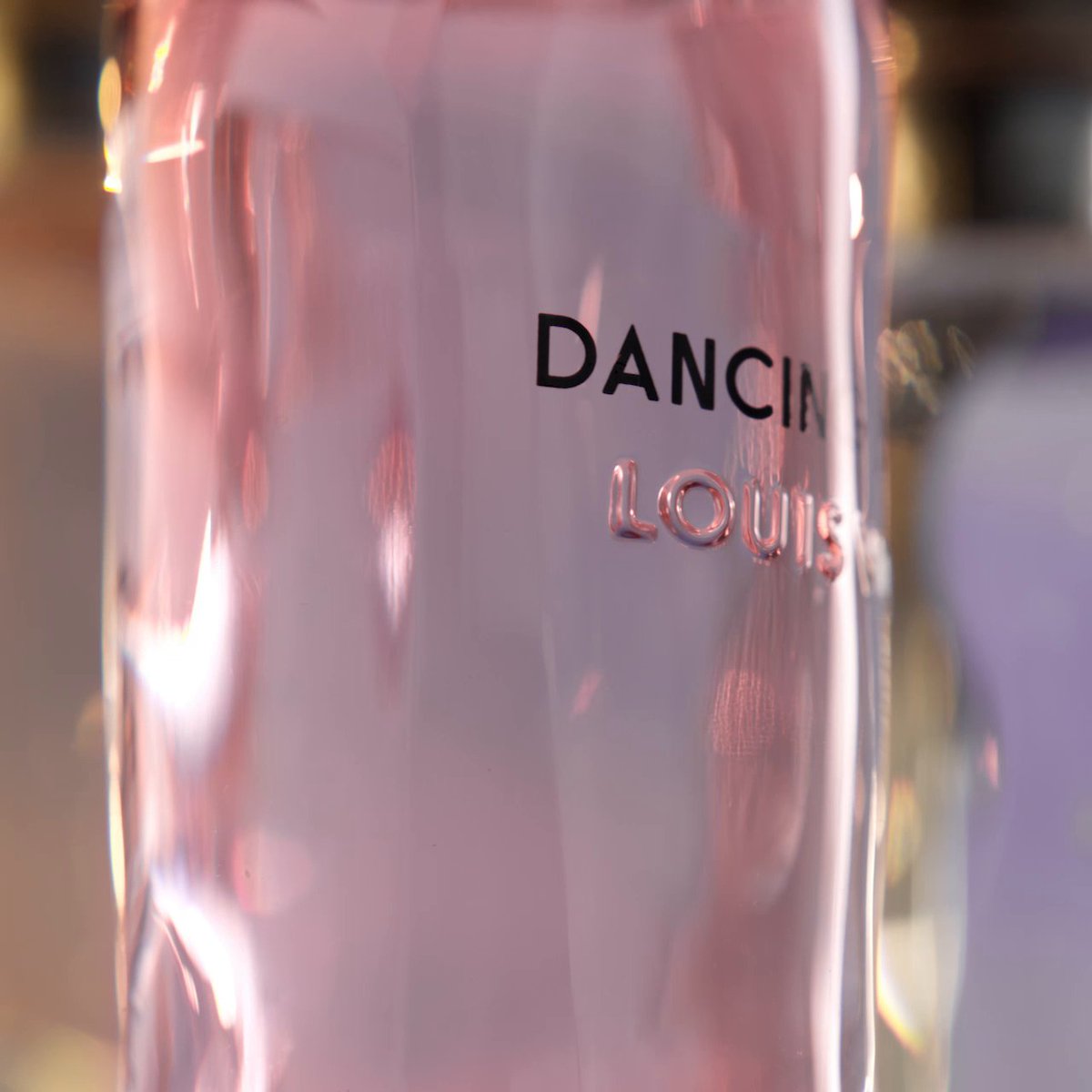 Harmonious movement. Embodying Frank Gehry’s free-flowing, yet sculptural forms, each cap in #LouisVuitton’s Les Extraits Murano Masterpiece is hand-crafted by Glass Master Simone Cenedese. Discover the art edition with all five Extraits at #LVParfums