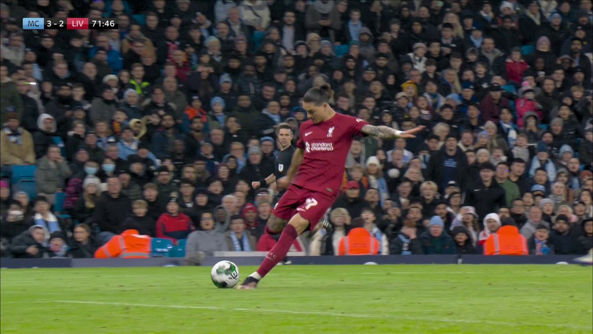 "He's got to put one of them away!" A massive chance for Liverpool to get level again but Darwin Núñez can only drag his shot wide of the post! 😩
