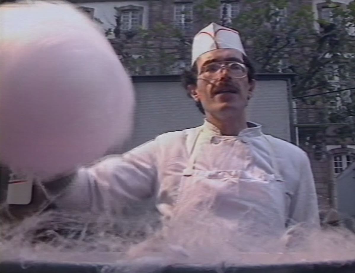 1987, Jean-François Dolisi, un journaliste, est envoyé à Strasbourg pour un énième reportage sur le marché de Noël. Son commentaire désopilant devient aussi savoureux qu'un stollen... Quelques années plus tard, nous avons retrouvé celui qui a "commis" ce reportage 😆