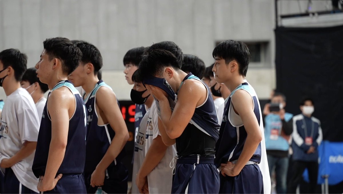 初勝利まであと1歩。 創部2年目、初出場のメリノール学院。 オーバータイムまでもつれた接戦に敗れ、涙を流す選手たち。 #ウインターカップ #高校バスケ